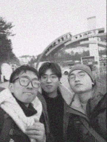 Yinghao Tang travelling with two friends